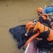 Tim SAR gabungan melakukan proses evakuasi korban kecelakaan mobil yang terjun ke jurang di aliran Sungai Batang Merangin, Desa Guguk, Kecamatan Renah Pemberap, Merangin. (Dok: Rudi)