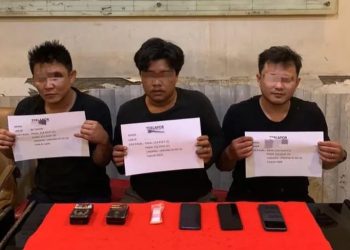 etugas Satresnarkoba Polresta Jambi mengamankan terduga pelaku beserta barang bukti narkotika hasil penggerebekan. (Dok: Alpin)