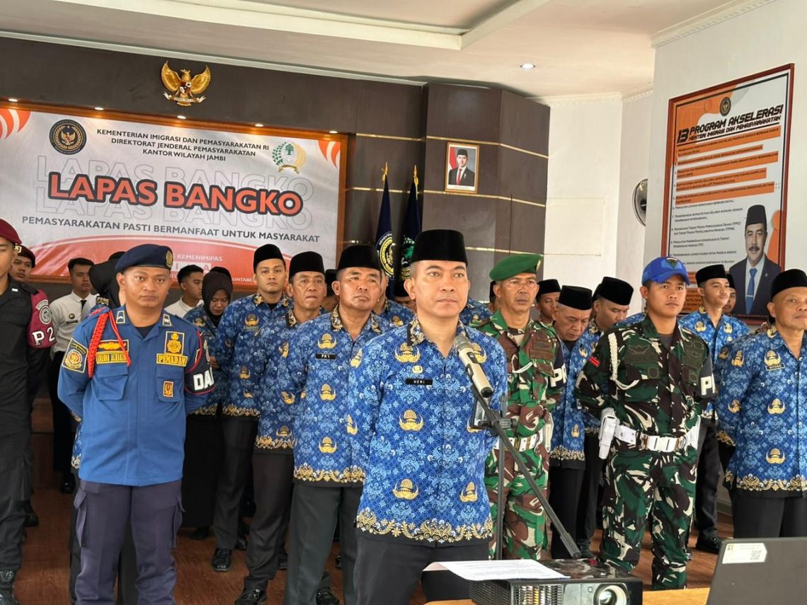 Petugas Lapas Kelas IIB Bangko bersama unsur TNI, Polri, Damkar, dan BNPB melaksanakan apel dan razia gabungan menjelang Natal dan Tahun Baru 2026 di Lapas Kelas IIB Bangko, Kabupaten Merangin. Senin, 22 Desember 2025. (Dok: Rahmat) 