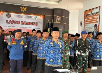 Petugas Lapas Kelas IIB Bangko bersama unsur TNI, Polri, Damkar, dan BNPB melaksanakan apel dan razia gabungan menjelang Natal dan Tahun Baru 2026 di Lapas Kelas IIB Bangko, Kabupaten Merangin. Senin, 22 Desember 2025. (Dok: Rahmat) 