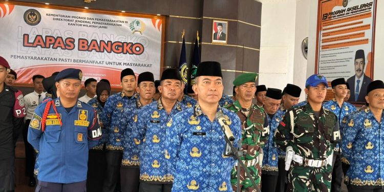 Petugas Lapas Kelas IIB Bangko bersama unsur TNI, Polri, Damkar, dan BNPB melaksanakan apel dan razia gabungan menjelang Natal dan Tahun Baru 2026 di Lapas Kelas IIB Bangko, Kabupaten Merangin. Senin, 22 Desember 2025. (Dok: Rahmat) 