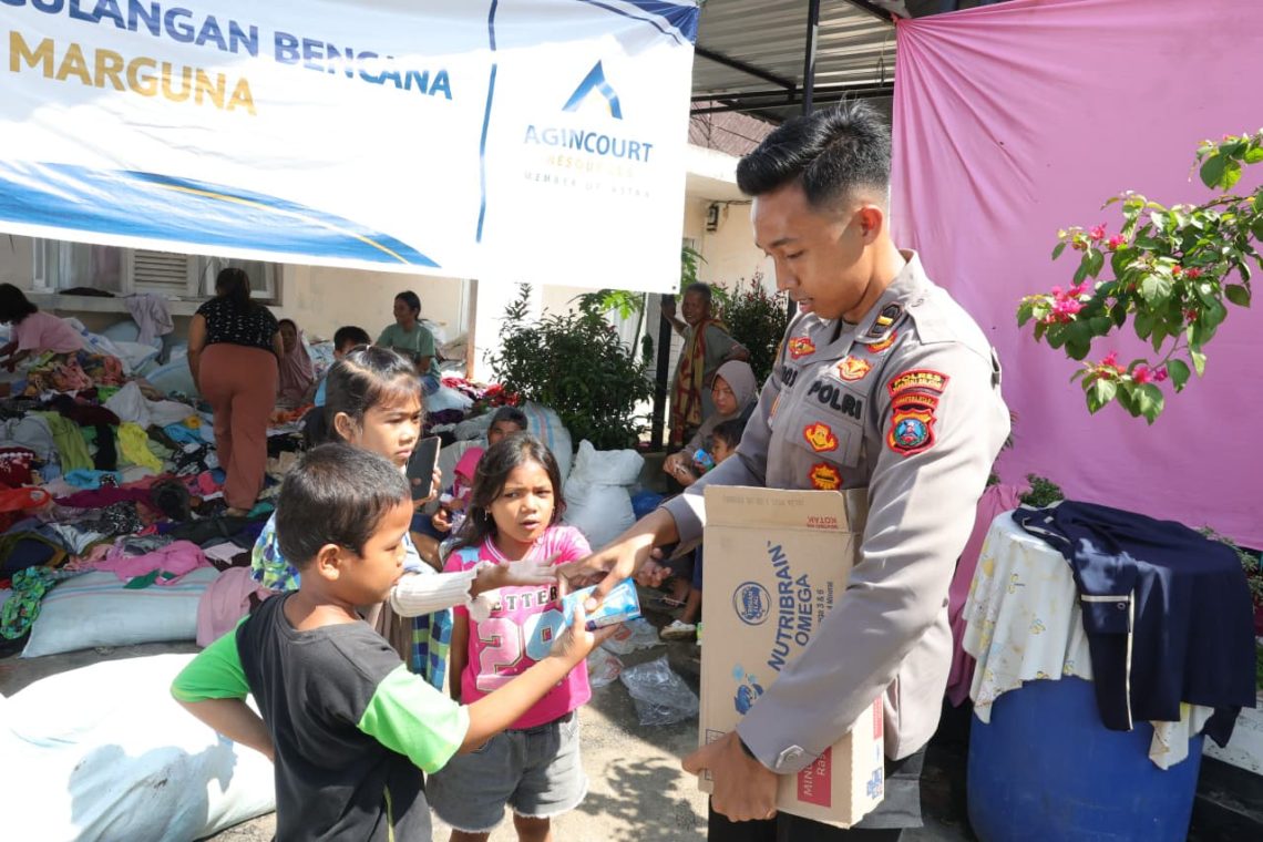 Alumni Akpol 2024 Angkatan 55 Batalyon Satya Dharma menyalurkan bantuan kemanusiaan kepada warga terdampak bencana di Kabupaten Tapanuli Selatan melalui Kanit 2 Satreskrim Polres Tapsel Ipda Riqy Yusriyadi, Rabu (24/12/2025). (Dok: Alpin)