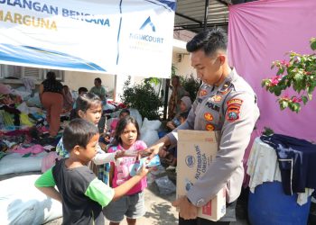 Alumni Akpol 2024 Angkatan 55 Batalyon Satya Dharma menyalurkan bantuan kemanusiaan kepada warga terdampak bencana di Kabupaten Tapanuli Selatan melalui Kanit 2 Satreskrim Polres Tapsel Ipda Riqy Yusriyadi, Rabu (24/12/2025). (Dok: Alpin)