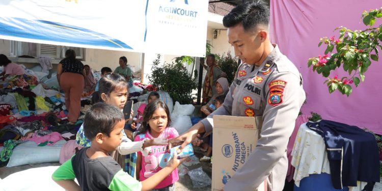 Alumni Akpol 2024 Angkatan 55 Batalyon Satya Dharma menyalurkan bantuan kemanusiaan kepada warga terdampak bencana di Kabupaten Tapanuli Selatan melalui Kanit 2 Satreskrim Polres Tapsel Ipda Riqy Yusriyadi, Rabu (24/12/2025). (Dok: Alpin)