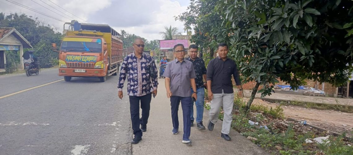 Anggota Komisi V DPR RI Fraksi PAN Dapil Jambi, H. A Bakri HM, meninjau langsung kondisi arus lalu lintas di ruas jalan nasional lintas Jambi–Riau, Kecamatan Sekernan, Kabupaten Muaro Jambi. (Dok: Rahmat)