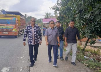 Anggota Komisi V DPR RI Fraksi PAN Dapil Jambi, H. A Bakri HM, meninjau langsung kondisi arus lalu lintas di ruas jalan nasional lintas Jambi–Riau, Kecamatan Sekernan, Kabupaten Muaro Jambi. (Dok: Rahmat)