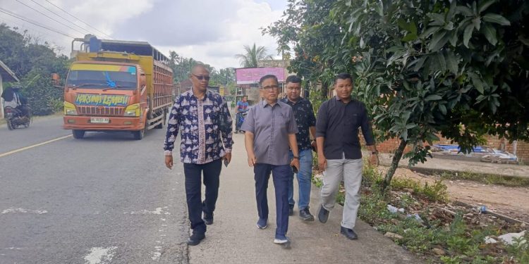 Anggota Komisi V DPR RI Fraksi PAN Dapil Jambi, H. A Bakri HM, meninjau langsung kondisi arus lalu lintas di ruas jalan nasional lintas Jambi–Riau, Kecamatan Sekernan, Kabupaten Muaro Jambi. (Dok: Rahmat)