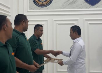 Kalapas Narkotika Kelas IIB Muara Sabak, Muhammad Askari Utomo, bersama jajaran berfoto bersama warga binaan penerima Remisi Khusus Natal 2025 usai penyerahan Surat Keputusan Remisi di Lapas Narkotika Muara Sabak, Kamis (25/12/2025). (Dok: Alpin)