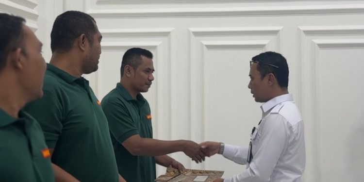 Kalapas Narkotika Kelas IIB Muara Sabak, Muhammad Askari Utomo, bersama jajaran berfoto bersama warga binaan penerima Remisi Khusus Natal 2025 usai penyerahan Surat Keputusan Remisi di Lapas Narkotika Muara Sabak, Kamis (25/12/2025). (Dok: Alpin)