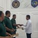 Kalapas Narkotika Kelas IIB Muara Sabak, Muhammad Askari Utomo, bersama jajaran berfoto bersama warga binaan penerima Remisi Khusus Natal 2025 usai penyerahan Surat Keputusan Remisi di Lapas Narkotika Muara Sabak, Kamis (25/12/2025). (Dok: Alpin)