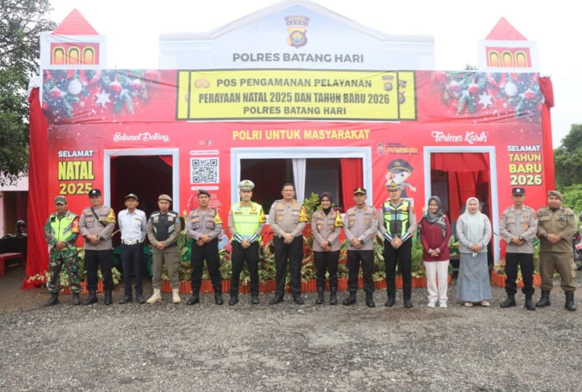 Dirlantas Polda Jambi Kombes Pol Adi Benny Cahyono, S.H., S.Ik., M.H., melakukan pengecekan Pos Pengamanan dan memantau langsung arus lalu lintas di wilayah hukum Polres Batanghari. (Dok: Alpin)