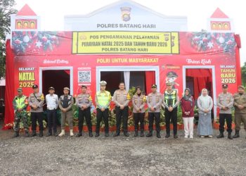 Dirlantas Polda Jambi Kombes Pol Adi Benny Cahyono, S.H., S.Ik., M.H., melakukan pengecekan Pos Pengamanan dan memantau langsung arus lalu lintas di wilayah hukum Polres Batanghari. (Dok: Alpin)