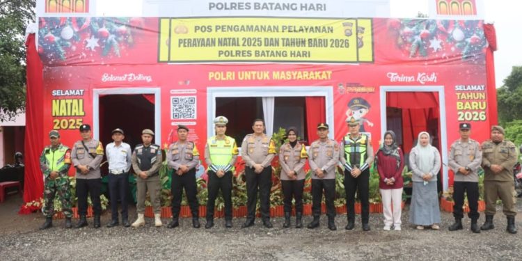Dirlantas Polda Jambi Kombes Pol Adi Benny Cahyono, S.H., S.Ik., M.H., melakukan pengecekan Pos Pengamanan dan memantau langsung arus lalu lintas di wilayah hukum Polres Batanghari. (Dok: Alpin)