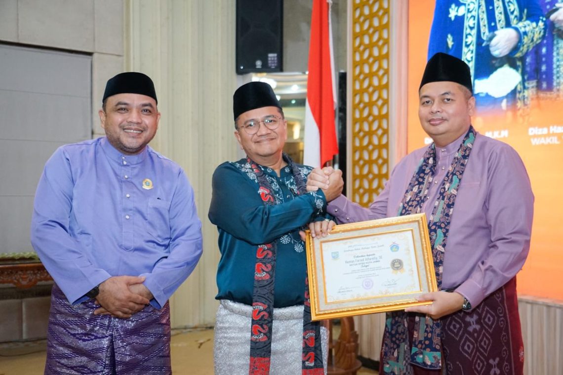 Ketua DPRD Kota Jambi Kemas Faried Alfarelly menerima penghargaan dari Wali Kota Jambi Dr. dr. H. Maulana pada malam penganugerahan Lomba Kampung Adat Tanah Pilih Pusako Batuah Kota Jambi Tahun 2025 di Aula Griya Mayang, Rumah Dinas Wali Kota Jambi. (Dok: Rahmat)
