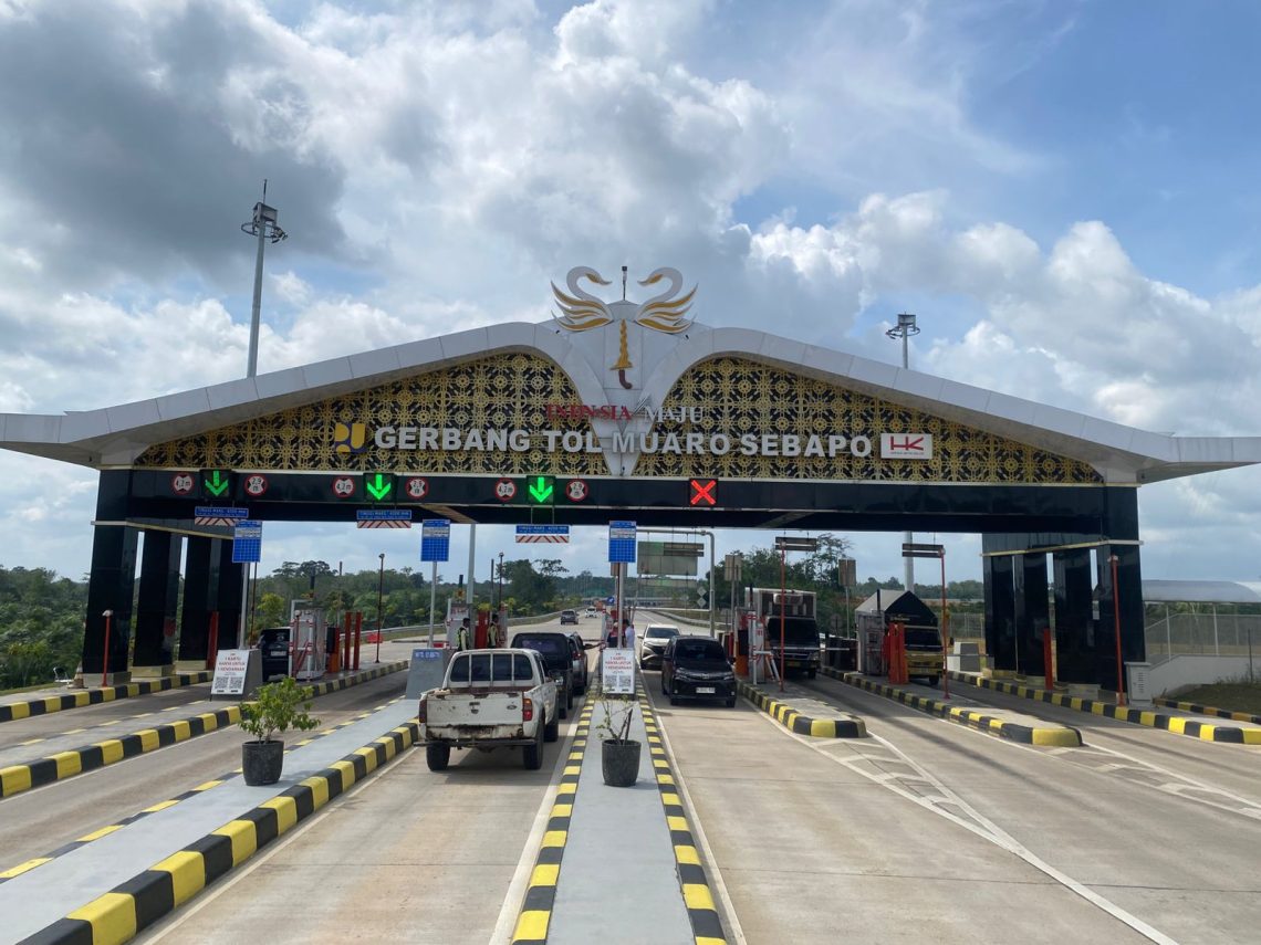 Petugas memantau arus lalu lintas kendaraan di salah satu ruas Jalan Tol Trans Sumatera gerbang tol Muaro Sebapo saat fase arus balik Libur Natal 2025 dan Tahun Baru 2026. (Dok: Hutama Karya)