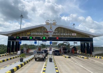 Petugas memantau arus lalu lintas kendaraan di salah satu ruas Jalan Tol Trans Sumatera gerbang tol Muaro Sebapo saat fase arus balik Libur Natal 2025 dan Tahun Baru 2026. (Dok: Hutama Karya)
