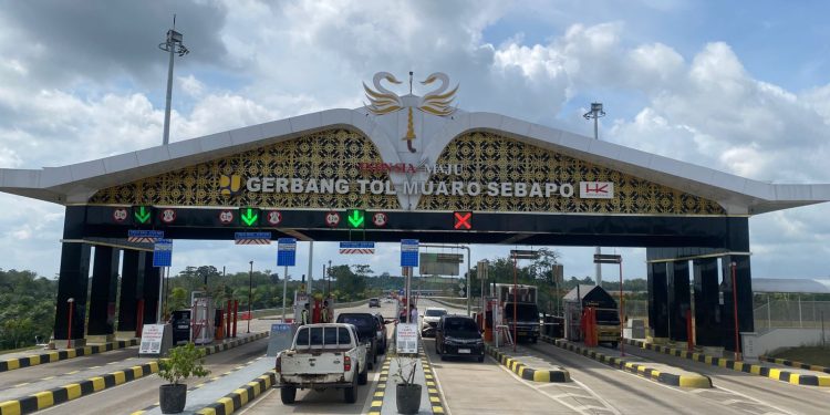 Petugas memantau arus lalu lintas kendaraan di salah satu ruas Jalan Tol Trans Sumatera gerbang tol Muaro Sebapo saat fase arus balik Libur Natal 2025 dan Tahun Baru 2026. (Dok: Hutama Karya)
