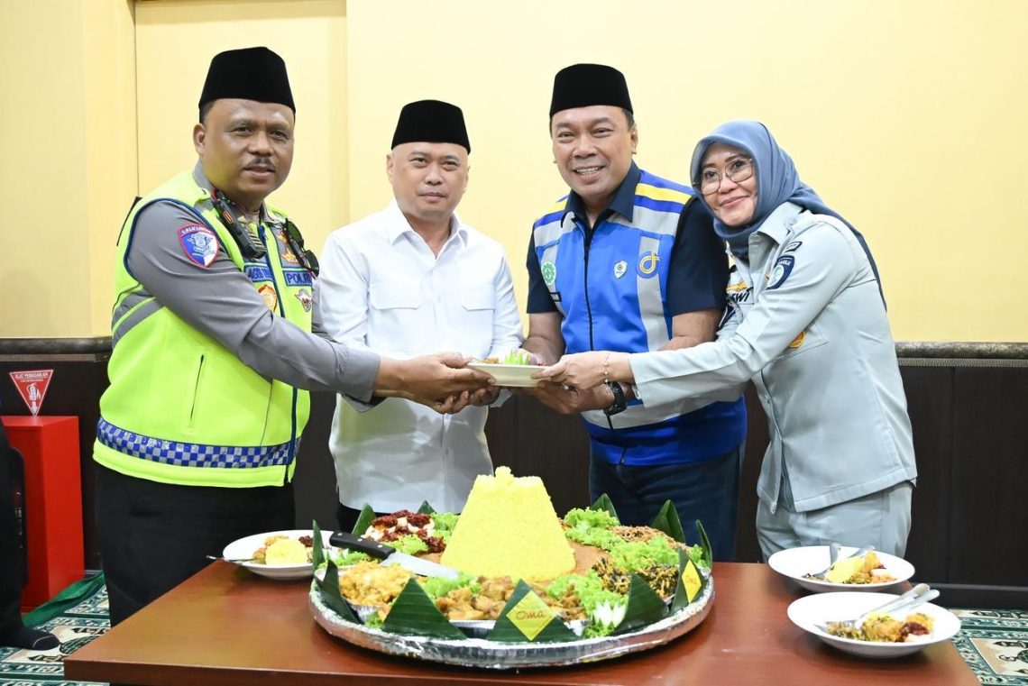 Jasa Raharja bersama Kementerian Perhubungan, Korlantas Polri, dan Jasa Marga mengikuti doa bersama pengamanan Nataru 2025–2026 di Command Center KM 29, Cikarang. Foto: Humas Jasa Raharja