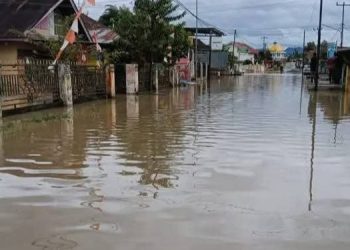 Kondisi banjir yang merendam pemukiman warga di Desa Lubuk Suli, Kecamatan Depati Tujuh, Kabupaten Kerinci, Senin (1/12/2025). (Dok: Rudi)
