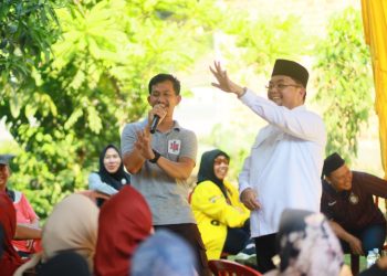 Wakil Ketua I DPRD Provinsi Jambi, Ivan Wirata, menyerap aspirasi warga dalam kegiatan reses di Simpang Selat, Kecamatan Jaluko, Kabupaten Muaro Jambi — Senin, 1 Desember 2025. (Dok: Rahmat)