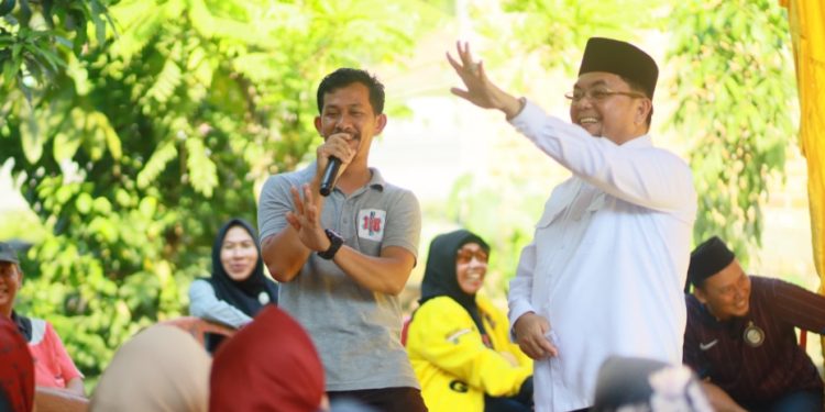 Wakil Ketua I DPRD Provinsi Jambi, Ivan Wirata, menyerap aspirasi warga dalam kegiatan reses di Simpang Selat, Kecamatan Jaluko, Kabupaten Muaro Jambi — Senin, 1 Desember 2025. (Dok: Rahmat)