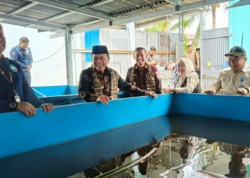 Gubernur Jambi Al Haris meninjau fasilitas praktik otomotif dan budidaya perikanan di SMK Negeri 1 Tanjab Timur, Minggu (30/11/2025). (Dok: Rahmat)