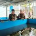 Gubernur Jambi Al Haris meninjau fasilitas praktik otomotif dan budidaya perikanan di SMK Negeri 1 Tanjab Timur, Minggu (30/11/2025). (Dok: Rahmat)