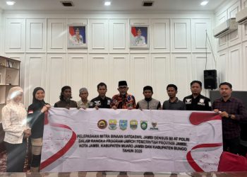 Sekda Provinsi Jambi Dr. H. Sudirman melepas empat warga binaan Densus 88 AT Polri yang berangkat menunaikan ibadah umroh sebagai bagian dari program pembinaan deradikalisasi di Rumah Dinas Sekda Provinsi Jambi. (Dok: rahmat)