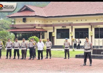 Kapolres Morowali Utara AKBP Reza Khomeini memberikan arahan kepada personel terkait peningkatan pelayanan publik dan larangan gaya hidup hedon di halaman Mapolres Morowali Utara, Senin (8/12/2025). (Dok: Instagram @Polresmorowaliutara)
