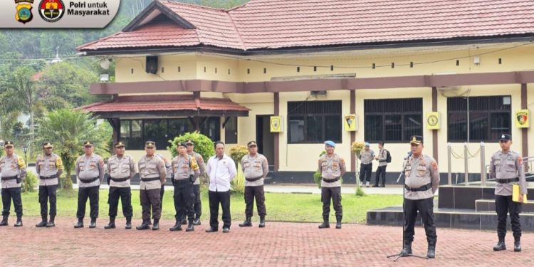 Kapolres Morowali Utara AKBP Reza Khomeini memberikan arahan kepada personel terkait peningkatan pelayanan publik dan larangan gaya hidup hedon di halaman Mapolres Morowali Utara, Senin (8/12/2025). (Dok: Instagram @Polresmorowaliutara)
