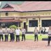 Kapolres Morowali Utara AKBP Reza Khomeini memberikan arahan kepada personel terkait peningkatan pelayanan publik dan larangan gaya hidup hedon di halaman Mapolres Morowali Utara, Senin (8/12/2025). (Dok: Instagram @Polresmorowaliutara)
