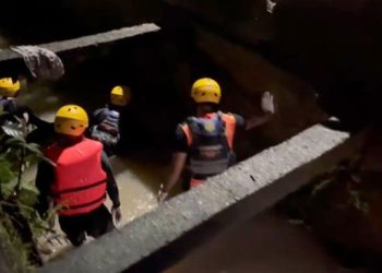 Tim SAR gabungan melakukan penyisiran di aliran drainase Perumahan Sigasland, Simpang III Sipin, Kota Baru, Kota Jambi, Jumat (12/12/2025) sore. (Dok: Rahmat)