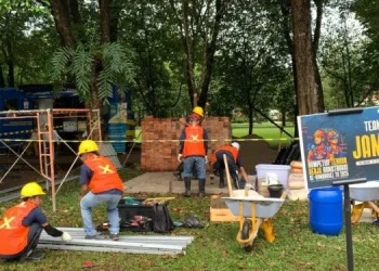 Kontingen Jambi berfoto bersama usai meraih Juara 2 Pembangunan Rumah Mini dan Juara 2 BIM pada KTKK se-Sumbagsel 2025 di Universitas IBA Palembang, 18–19 November 2025. (Dok: Rudi)