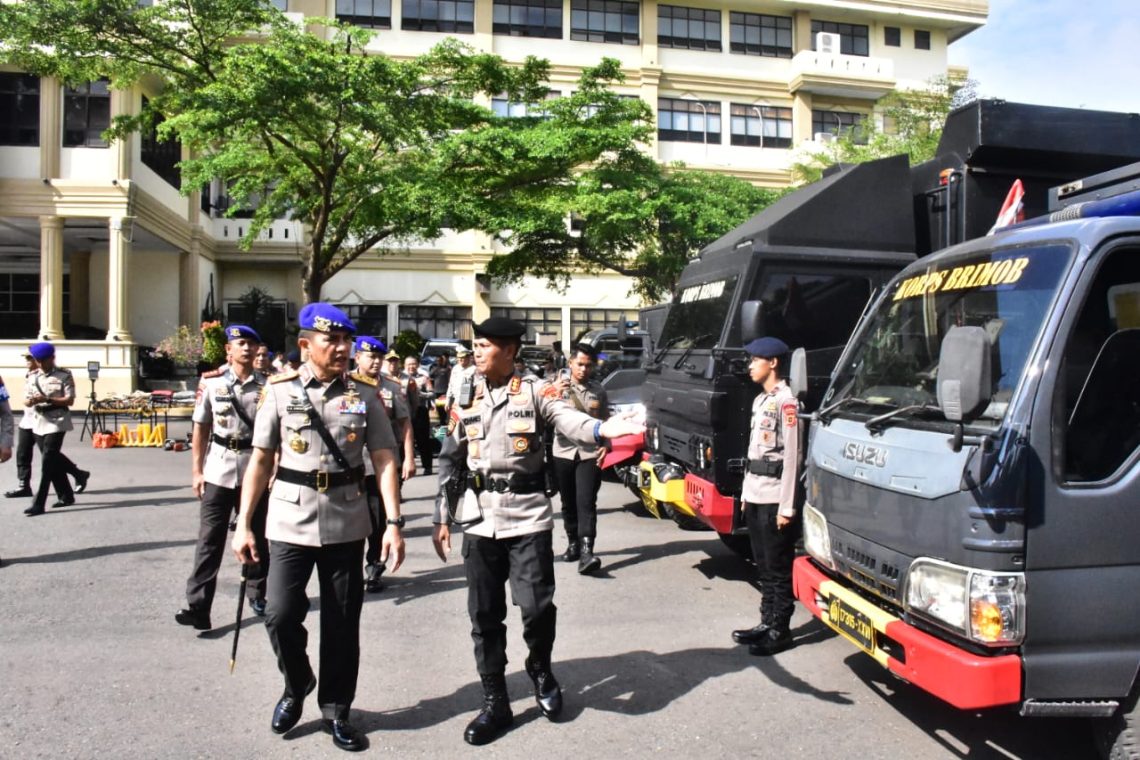 Kapolda Jambi Irjen Pol. Krisno H. Siregar memimpin Apel Keberangkatan Bantuan Kemanusiaan Polda Jambi ke Sumatera Barat di Lapangan Hitam Mapolda Jambi, Senin (01/12/2025). (Dok: Alpin)