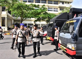Kapolda Jambi Irjen Pol. Krisno H. Siregar memimpin Apel Keberangkatan Bantuan Kemanusiaan Polda Jambi ke Sumatera Barat di Lapangan Hitam Mapolda Jambi, Senin (01/12/2025). (Dok: Alpin)