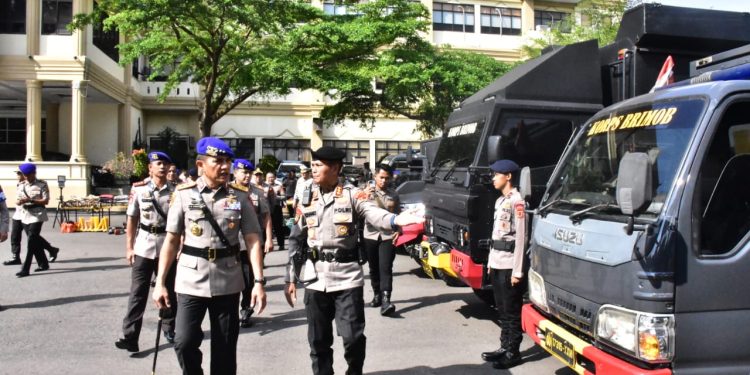 Kapolda Jambi Irjen Pol. Krisno H. Siregar memimpin Apel Keberangkatan Bantuan Kemanusiaan Polda Jambi ke Sumatera Barat di Lapangan Hitam Mapolda Jambi, Senin (01/12/2025). (Dok: Alpin)