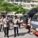 Kapolda Jambi Irjen Pol. Krisno H. Siregar memimpin Apel Keberangkatan Bantuan Kemanusiaan Polda Jambi ke Sumatera Barat di Lapangan Hitam Mapolda Jambi, Senin (01/12/2025). (Dok: Alpin)