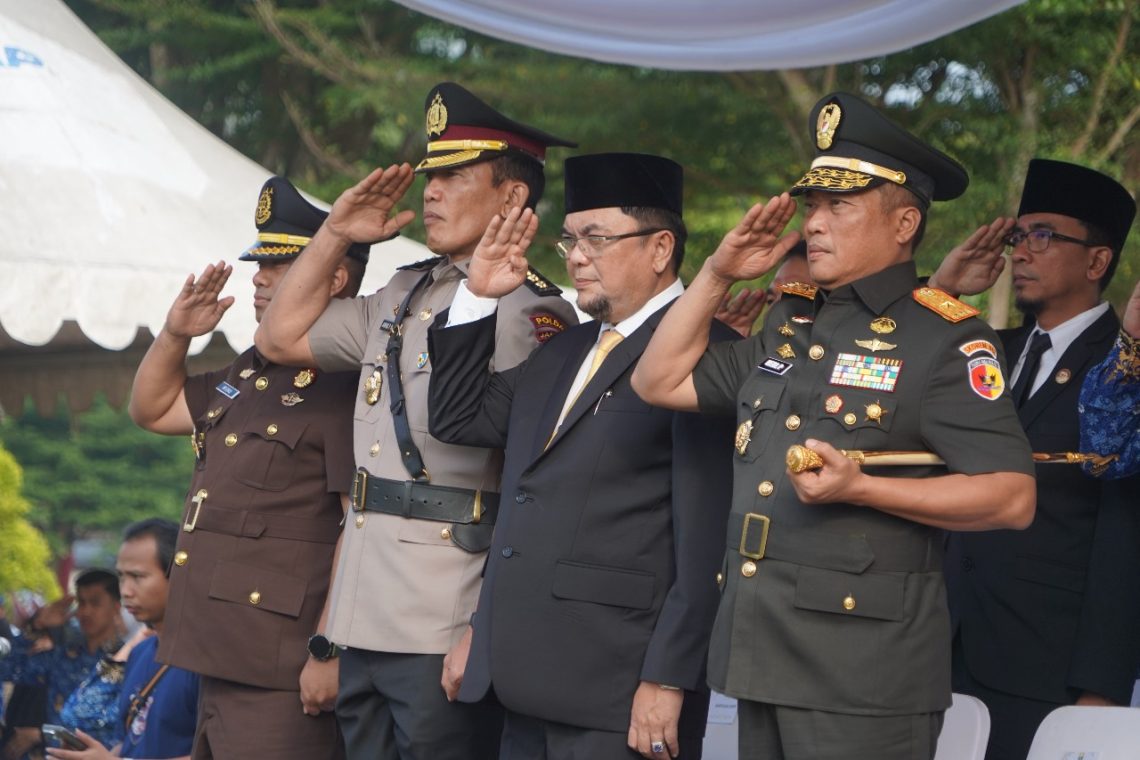 Danrem 042/Gapu Brigjen TNI Heri Purwanto menghadiri Upacara HUT Korpri ke-54 di Lapangan Kantor Gubernur Jambi. (Dok: Rahmat)