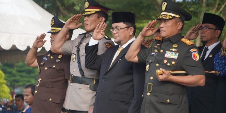 Danrem 042/Gapu Brigjen TNI Heri Purwanto menghadiri Upacara HUT Korpri ke-54 di Lapangan Kantor Gubernur Jambi. (Dok: Rahmat)