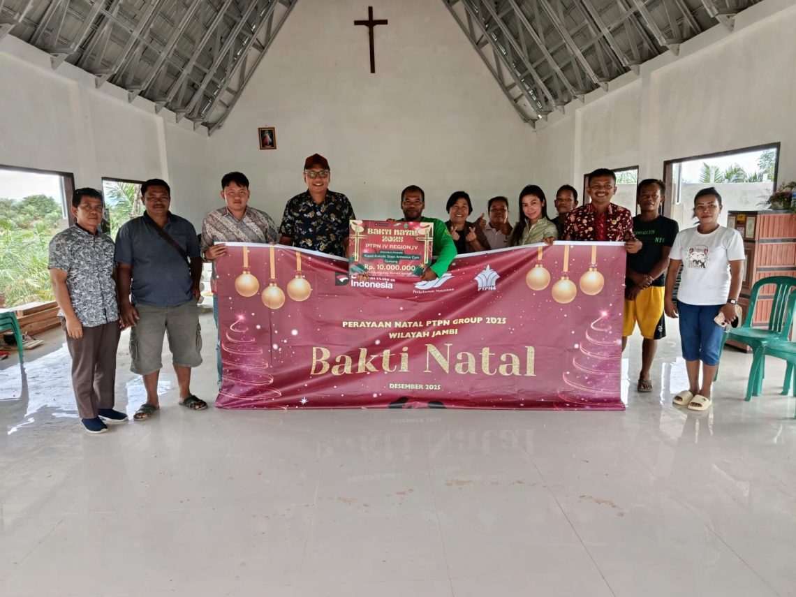 Harganta Iswan bersama jajaran PTPN IV Regional 4 menyerahkan bantuan CSR Natal ke tiga gereja dan satu panti asuhan di Kota Jambi dan Kabupaten Muaro Jambi. (Dok: Rahmat)