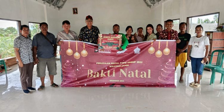 Harganta Iswan bersama jajaran PTPN IV Regional 4 menyerahkan bantuan CSR Natal ke tiga gereja dan satu panti asuhan di Kota Jambi dan Kabupaten Muaro Jambi. (Dok: Rahmat)