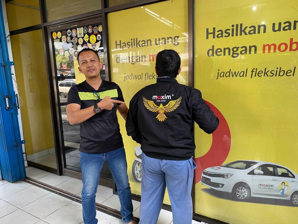 Head of Subdivision Maxim Jambi menyerahkan jaket Best Driver kepada Rahmat di Kantor Maxim Jambi — Selasa, 2 Desember 2025. (Dok: Rudi)