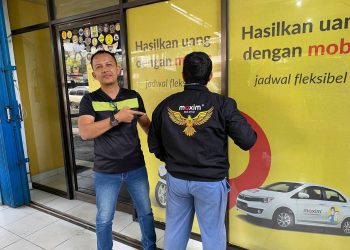 Head of Subdivision Maxim Jambi menyerahkan jaket Best Driver kepada Rahmat di Kantor Maxim Jambi — Selasa, 2 Desember 2025. (Dok: Rudi)
