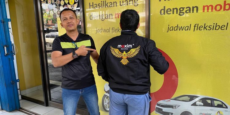 Head of Subdivision Maxim Jambi menyerahkan jaket Best Driver kepada Rahmat di Kantor Maxim Jambi — Selasa, 2 Desember 2025. (Dok: Rudi)