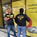 Head of Subdivision Maxim Jambi menyerahkan jaket Best Driver kepada Rahmat di Kantor Maxim Jambi — Selasa, 2 Desember 2025. (Dok: Rudi)