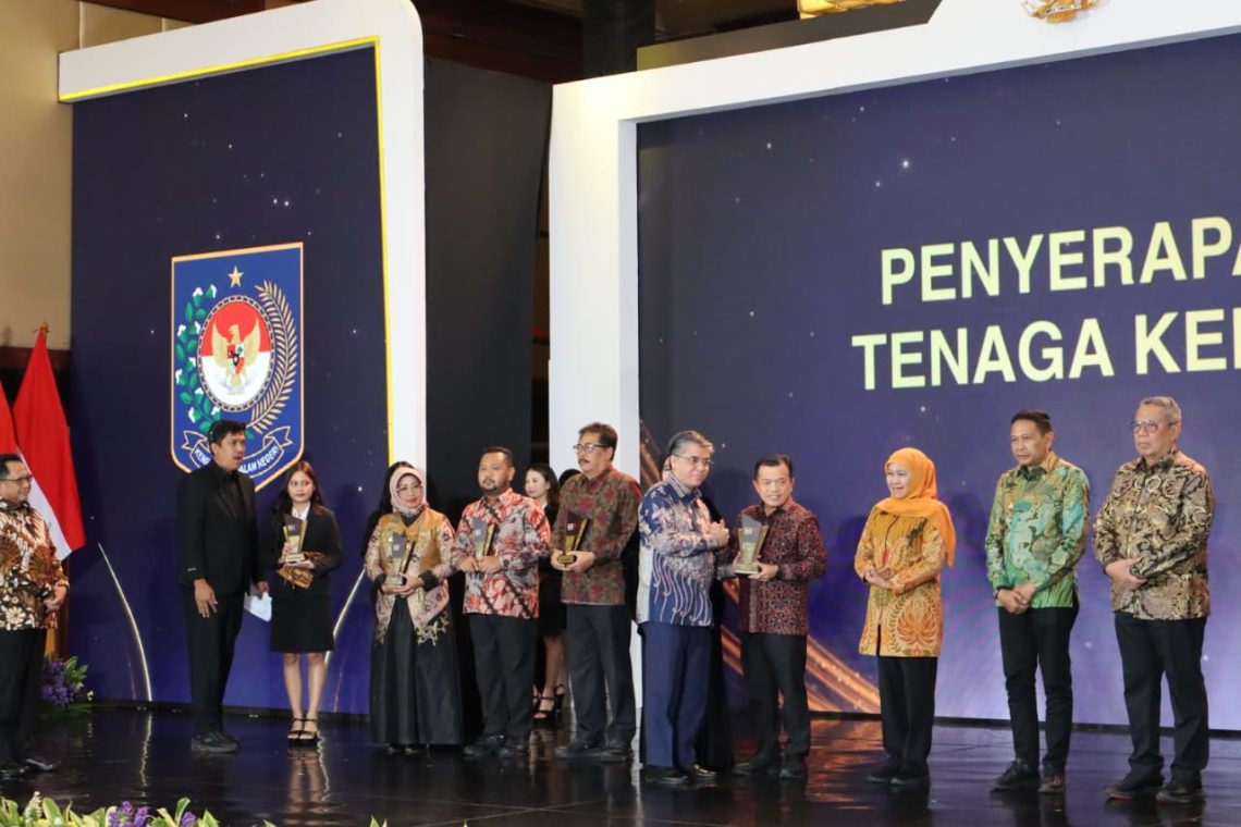 Gubernur Jambi Al Haris menerima Apresiasi Kinerja Pemerintah Daerah 2025 dari Menteri Ketenagakerjaan dan Menteri Dalam Negeri pada acara penganugerahan di Hotel Borobudur Jakarta, Senin (1/12/2025). (Dok: Diskominfo Provinsi Jambi)