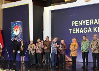 Gubernur Jambi Al Haris menerima Apresiasi Kinerja Pemerintah Daerah 2025 dari Menteri Ketenagakerjaan dan Menteri Dalam Negeri pada acara penganugerahan di Hotel Borobudur Jakarta, Senin (1/12/2025). (Dok: Diskominfo Provinsi Jambi)