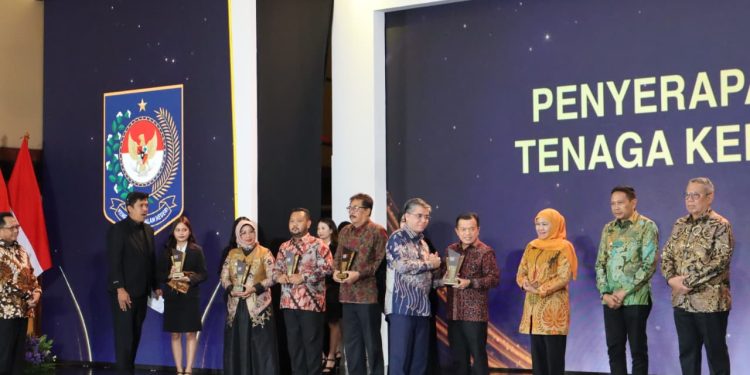 Gubernur Jambi Al Haris menerima Apresiasi Kinerja Pemerintah Daerah 2025 dari Menteri Ketenagakerjaan dan Menteri Dalam Negeri pada acara penganugerahan di Hotel Borobudur Jakarta, Senin (1/12/2025). (Dok: Diskominfo Provinsi Jambi)