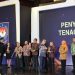 Gubernur Jambi Al Haris menerima Apresiasi Kinerja Pemerintah Daerah 2025 dari Menteri Ketenagakerjaan dan Menteri Dalam Negeri pada acara penganugerahan di Hotel Borobudur Jakarta, Senin (1/12/2025). (Dok: Diskominfo Provinsi Jambi)