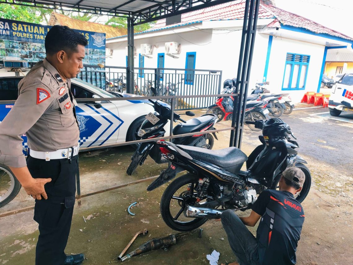 Petugas Ditlantas Polda Jambi melakukan sosialisasi dan penertiban penggunaan knalpot brong di kawasan Kota Jambi. Selasa (2/12/2025). (Dok: Alpin)